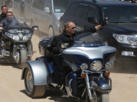 Putin, bu kez de Harley Davidson kullandı