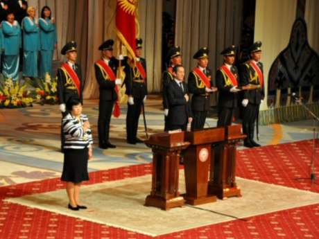 Roza Otunbayeva bugün görevine başladı