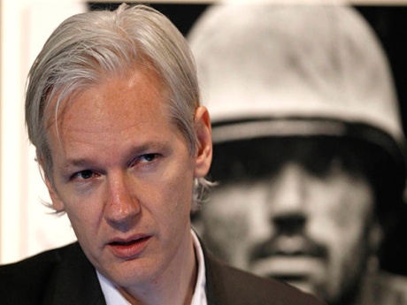 Assange İsveç'te tecavüz suçlamasıyla aranıyor