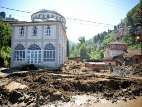 Rize yaralarını sarmaya çalışıyor