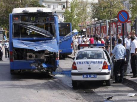 2 belediye otobüsü çarpıştı