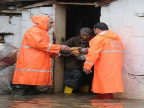 Rize'de sel susuz bıraktı