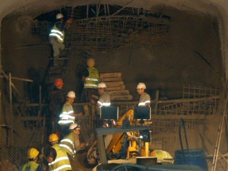 Metro inşaatı çöktü