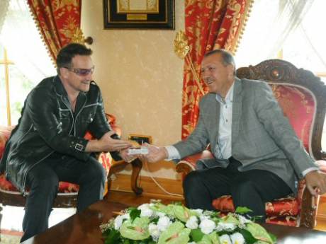 Bono'dan Erdoğan'a hediye