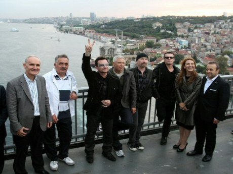 U2, Boğaz Köprüsü'nü yaya geçti