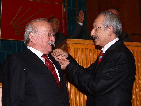 Oktay Ekşi CHP'ye katıldı