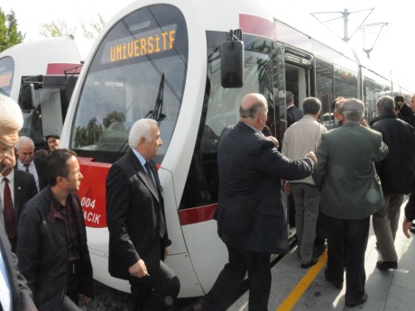 Üniversite öğrencileri raylı sistemden şikayetçi