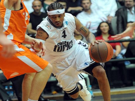 Iverson, ameliyat için ABD'ye gitti