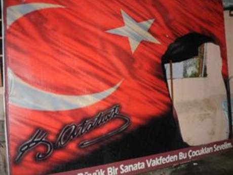 Atatürk posterine çirkin saldırı