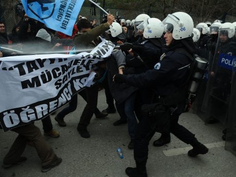 YÖK önündeki öğrenci eylemine polis müdahalesi