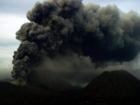 Bromo yanardağı kül püskürtüyor