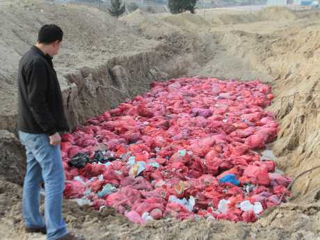 Tıbbi atıklar 'spor tesisi'ne dökülüyor