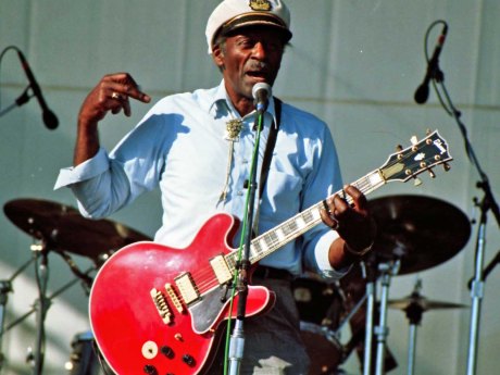 Chuck Berry sahnede fenalaştı