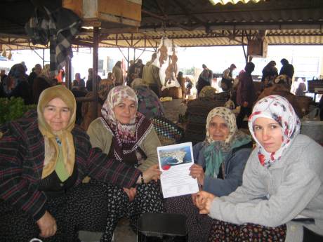 Köylü kadınlara termik santralin zararlarını anlatıyorlar