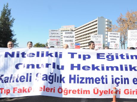 Öğretim üyeleri performans sistemini protesto etti