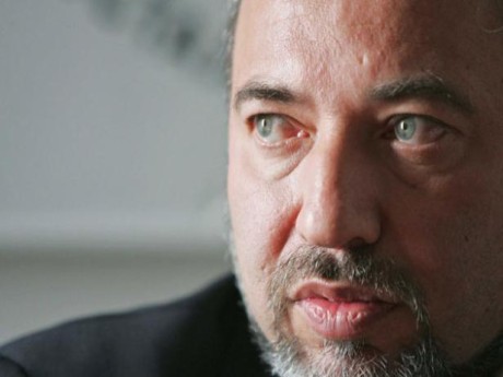 Lieberman'dan Davutoğlu'na davet