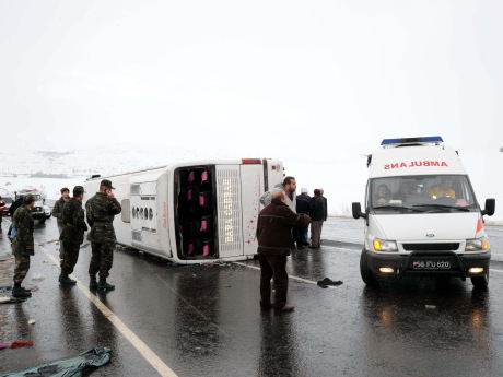 Sivas'ta yolcu otobüsü devrildi: 45 yaralı