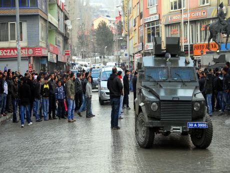 Hakkari karıştı: 2 polis yaralı, 5 gözaltı