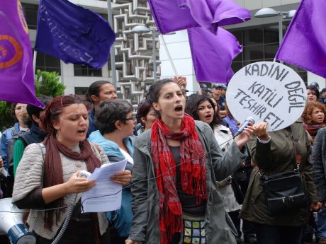 Kadına şiddete kefenli protesto