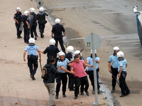 Protestoculara 'terör' suçlaması!