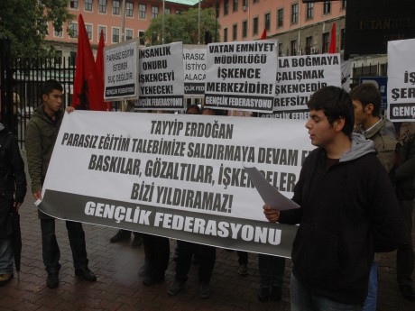 Erdoğan'ı protesto eden öğrencilerden suç duyurusu