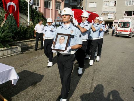 Şehit polis toprağa verildi (15.10.2011)