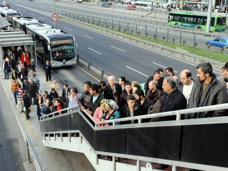 Bir metrobüs kazası daha: 3 yaralı