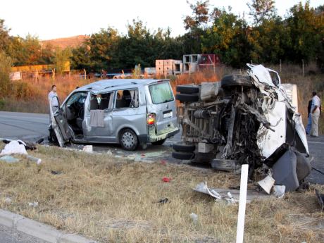 Sakarya'da öğrenci servisi devrildi: 18 yaralı