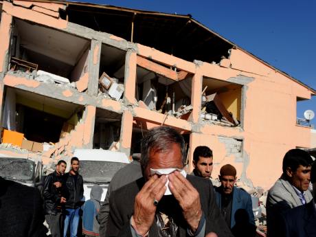 İzdiham nedeniyle jandarma havaya ateş açtı