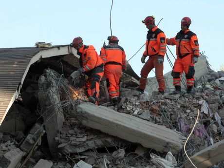 5,4 büyüklüğündeki artçı panik yarattı