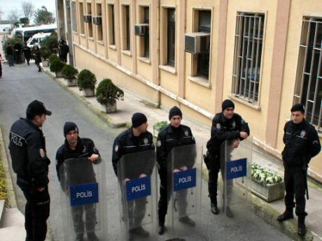 Süpürge operasyonunda 14 asker gözaltında