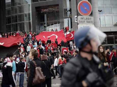 Paris'te Türk göstericilere saldırı