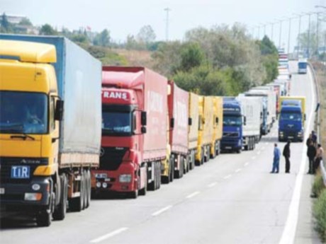 Yüzlerce TIR şehir dışında bekletiliyor