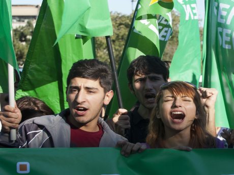 Kapatma kararını protesto ettiler