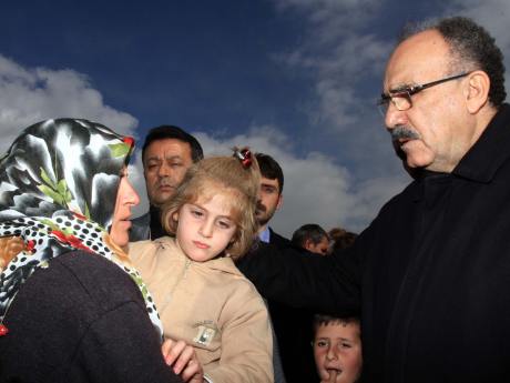 Beşir Atalay, çadır kenti ziyaret etti