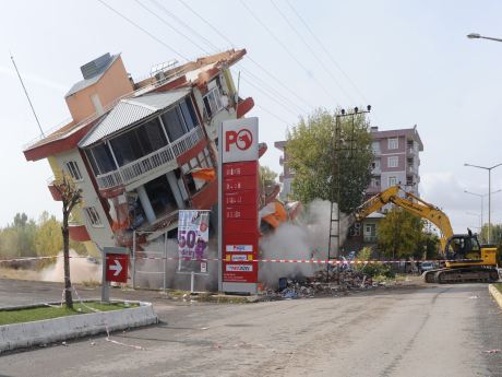 Erciş'te ağır hasarlı bina çöktü!