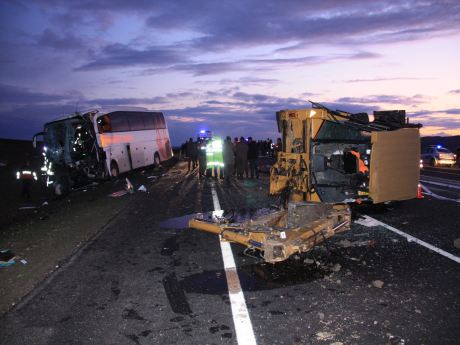 Otobüs emniyet şeridine girdi: 5 ölü