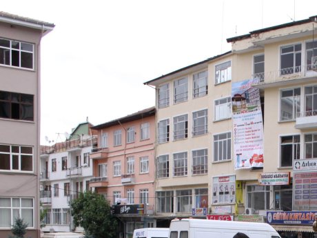 Orta hasarlı binalara elektrik ve su yok