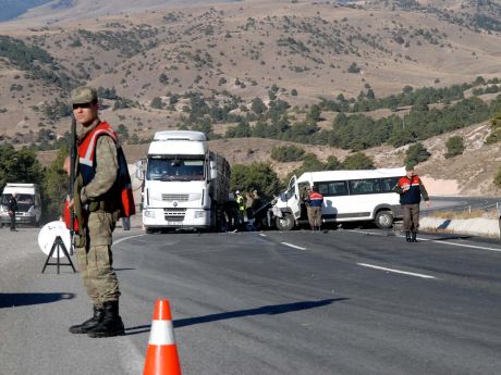 1 öğretmen öldü, 10'u yaralı