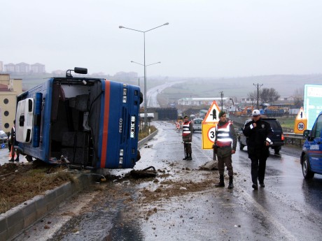 Cezaevi aracı devrildi: 1 ölü, 11 yaralı