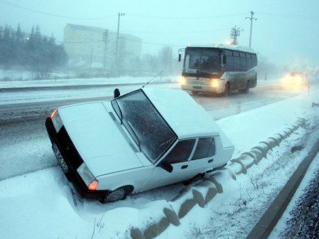 Kar, yolları kapadı