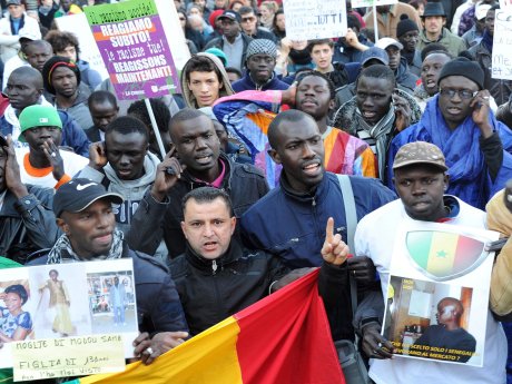 Irkçı saldırılar protesto edildi