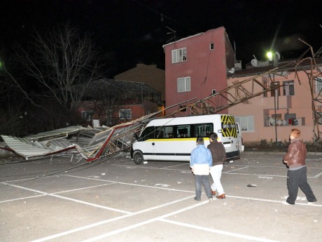 Bursa'da çatılar uçtu