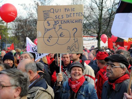 Yeni hükümet protestolarla karşılandı