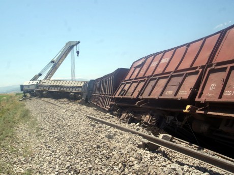 Yük treni raydan çıktı: 2 yaralı