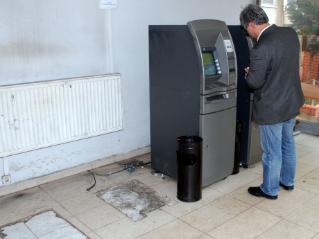 İçinde 151 bin lira bulunan ATM'yi çaldılar