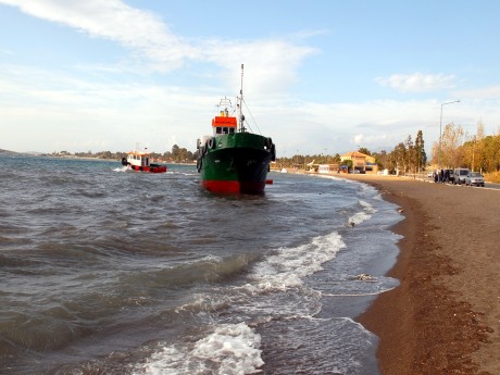 Aliağa'da tanker karaya oturdu