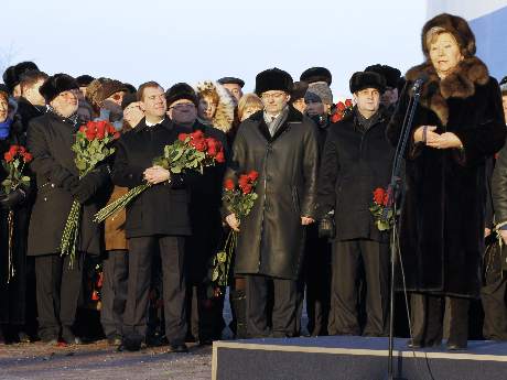 Medvedev,Yeltsin anıtını açtı