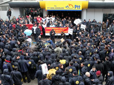 ''Bak postacı ölüyor''