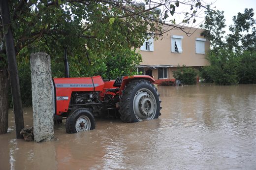 Dünyaya güldü geçti